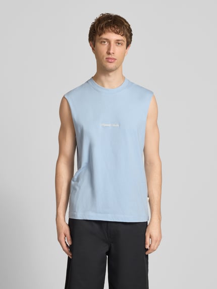 Männermodel trägt T-Shirt mit Stitching von Jack & Jones, hellblau, reine Baumwolle, Relaxed Fit, Rundhalsausschnitt, Ganzkörperansicht von vorne.