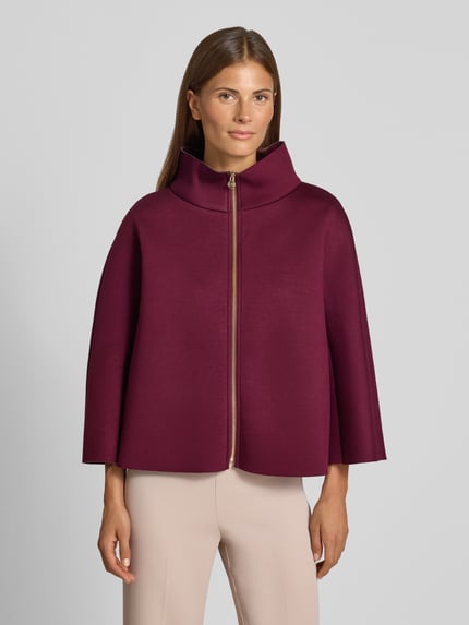 Frauenmodel trägt Jacke aus Viskose-Mix mit Stehkragen von Rinascimento in dunklem Bordeaux, lockere Passform, Nahaufnahme Oberkörper.