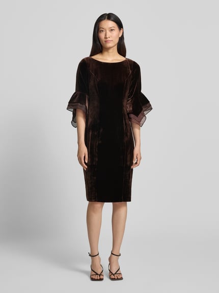 Frauenmodel trägt Abendkleid aus Samt mit Rundhalsausschnitt von Adrianna Papell, braun, tailliert, Stretch, Rückseitiger Reißverschluss, Ganzkörperansicht von vorne.