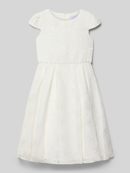 Produktfoto, Knielanges Kleid mit Rundhalsausschnitt von DANAMADE im Viskose-Mix, taillierter Schnitt, Schleifen-Detail, blickdichtes Unterkleid, Reißverschluss, Farbe Weiß, florale Struktur, Größe 134, Rückenlänge 85 cm, Ärmellänge 8 cm.