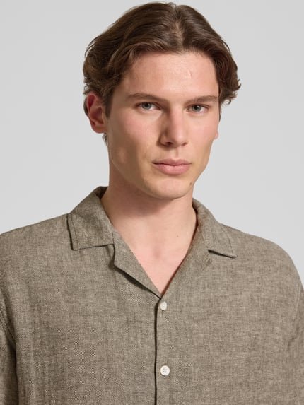 Männermodel trägt Regular Fit Leinenhemd mit Reverskragen Modell 'DYLAN' von Redefined Rebel, Leinen-Baumwoll-Mix, Nahaufnahme Oberkörper.
