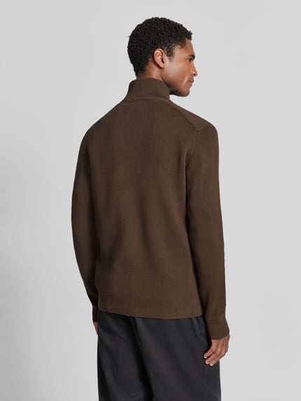 Männermodel trägt Strickjacke mit Reißverschluss von Lindbergh in Braun, Baumwoll-Mix, figurbetont, gerippte Textur, Ganzkörperansicht Rückansicht.