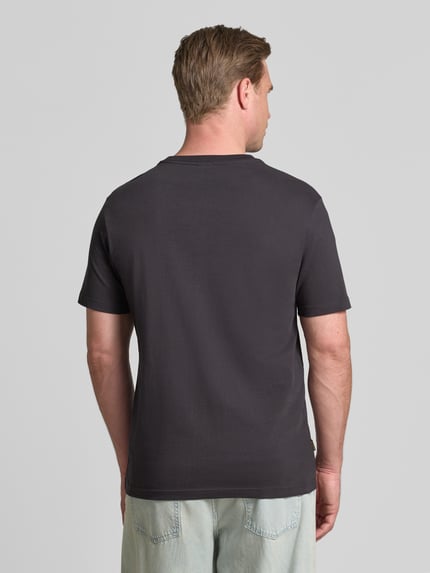 Männermodel trägt T-Shirt mit Rundhalsausschnitt und Label-Print von PME Legend aus puur katoen, regular fit, ruglengte maat M 64 cm. Ganzkörperansicht rugaanzicht