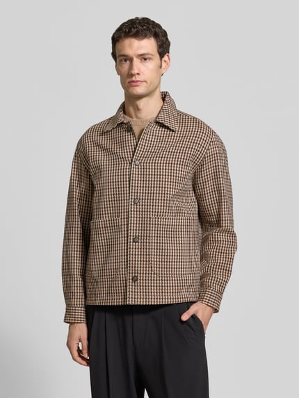 Männermodel trägt Relaxed Fit Overshirt aus Schurwoll-Baumwoll-Mix Modell 'C-Carper-OS-2pp-264' van BOSS met allover Hahnentrittpatroon, omgeslagen kraag, knoopsluiting, lange mouwen met manchetten, zij-ingestoken zakken, geweven structuur; vooraanzicht bovenlichaam
