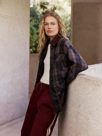 Kobieta modelka nosi Kurtkę z wykładanym kołnierzem i kieszeniami z patką od JAKE*S STUDIO WOMAN, krój regular fit, wpuszczane kieszenie, całkowity widok z przodu.