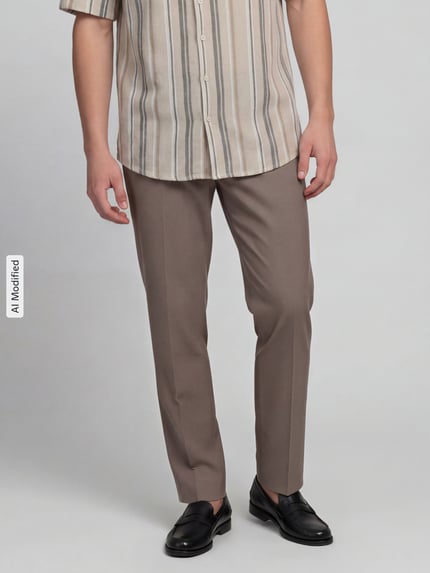 Männermodel trägt Relaxed Fit Sweatpants mit Viskose-Anteil von Lindbergh, beige, elastischer Bund mit Tunnelzug, Bügelfalten, Nahaufnahme Unterkörper, Vorderansicht.