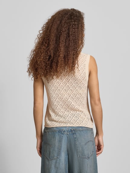 Vrouwenmodel draagt Regular Fit spencer met ronde hals model 'SUNNY' van Only, effen kleuren, semi-transparante look, rolzoom, knitwear, ganzekijk van achteren.