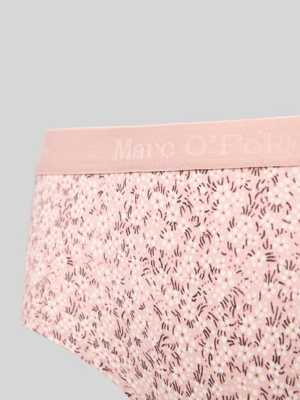 Frauenmodel trägt Panty aus Baumwoll-Mix im 3er-Pack von Marc O'Polo in Rosa mit feinem Muster und elastischem Bund, Nahaufnahme Oberkörper.