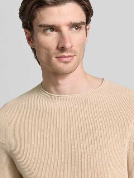 Männermodel draagt Strickpullover aus Baumwoll-Kaschmir-Mix met ribboorden, ronde hals, regular fit van FTC-Cashmere, nahaufnahme bovenlichaam.