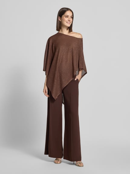 Vrouwenmodel draagt Schimmerndes Cape uit viscosemix van Christian Berg Cocktail, bruin met glanzende textuur, vloeiende stof, volledige vooraanzicht