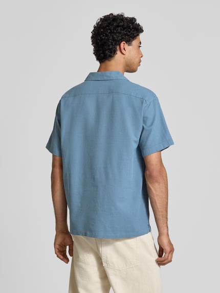 Männermodel trägt Regular Fit vrijetijdsoverhemd met structuurpatroon model 'Global' van Jack & Jones in blauw, puur katoen, met korte mouwen, reverskraag en knoopsluiting, ruglengte 71 cm, schouderbreedte 51 cm, mouwlengte 25 cm, heren, geheelachteraanzicht.