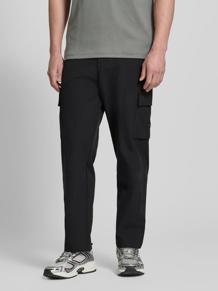 Männermodel trägt Relaxed Fit Cargohose mit Gürtelschlaufen Modell 'SRACKY' von BOSS Orange, Optik: Unifarben, Label-Patch, Passform: Relaxed-Fit, Knopf und verdeckter Reißverschluss, seitliche Eingrifftaschen, Cargotaschen, Gesäßtaschen, Ganzkörperansicht von vorne.