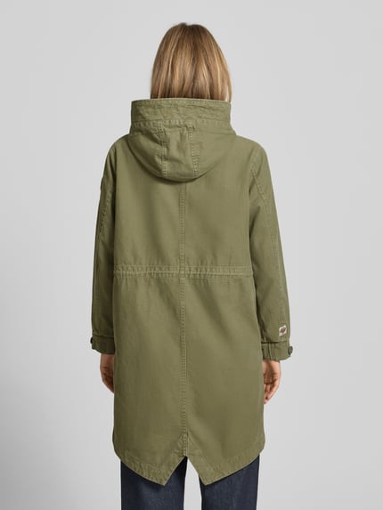 Vrouwenmodel draagt Parka mit Kapuze und Pattentaschen Modell 'FREYA' van khujo van puur katoen in relaxed fit, olijfgroen, klepzakken, ruglengte maat S 94 cm, schouderbreedte 41 cm, borstwijdte 53 cm, mouwlengte 58 cm, Ganzkörperansicht Rückansicht.