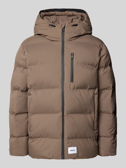 Produktfoto, Regular Fit Steppjacke mit Kapuze Modell 'SILAS' von khujo in Braun mit Reißverschluss, sichtbarer Label-Patch, klare Steppstruktur