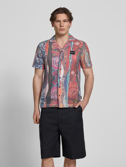 Männermodel trägt Slim Fit Freizeithemd in Strick-Optik Modell 'resort' von COLUCCI, bunt gemustert, Baumwollmix, Reverskragen, Ganzkörperansicht von vorne.