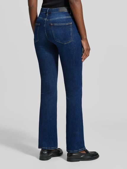 Männermodel trägt dunkelblaue Bootcut-Jeans aus Baumwoll-Mix Modell 'Celia' von Garcia, Damen Bootcut-Jeans, Ganzkörperansicht Rückansicht