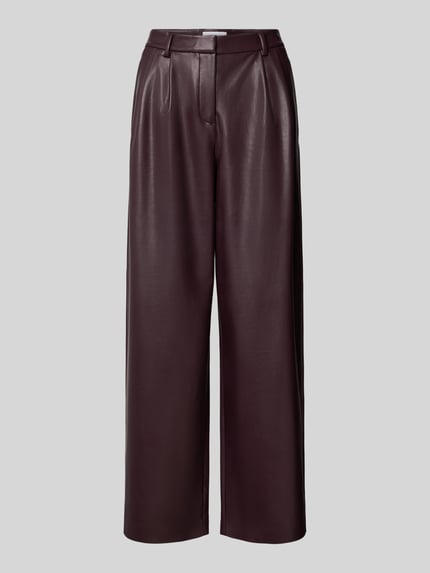 Produktfoto, Hose in Leder-Optik mit Bundfalten von COMMA in dunklem Braun, Wide Leg, glatte Textur, Gesäßtasche, heller Hintergrund.