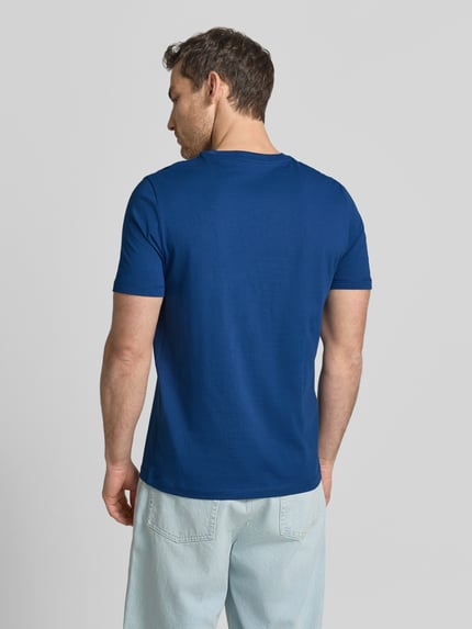 Männermodel trägt Regular Fit T-shirt aus pure katoen van s.Oliver RED LABEL met look: effen, korte mouw, labelprint, ronde hals, Ganzkörperansicht Rückansicht.