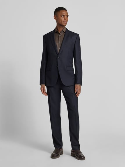 Männermodel trägt Slim Fit Businesshemd aus Baumwolle mit Kentkragen von OLYMP Level Five, dunkle Farben, Ganzkörperansicht von vorne. Baumwoll-Elasthan-Mix, Knopfleiste, Rückenlänge 81 cm, Schulterbreite 44 cm, Ärmellänge 67 cm.