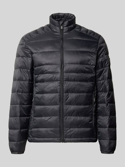 Produktfoto, Regular Fit Jacke in Stepp-Optik Modell 'Kingsley' von JACK & JONES, schwarze Farbe, Stehkragen, Reißverschluss, glatte Oberfläche
