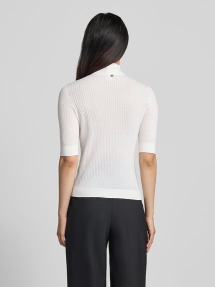 Vrouwenmodel draagt Slim Fit Longsleeve uit pure lamswol model 'Maglia Costine' van Liu Jo White, wit, semi-transparant, recht en fijn gebreid, opstaande kraag, halve mouw, ruglengte 58 cm, mouwlengte 34 cm, Ganzörperaanzicht achteraan.