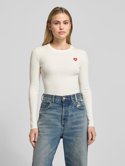 Modelka kobieca ma na sobie Slim Fit Strickshirt aus Viskose-Mix Modell 'SHARPA' od HUGO, kolor jednolity, faktura prążkowana, naszywka z logo, długi rękaw, widok całej sylwetki z przodu.