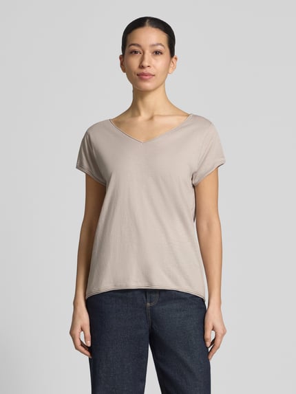 Frauenmodel trägt Damen T-Shirt mit V-Ausschnitt von Christian Berg Woman aus Reine Baumwolle, Regular-Fit, Rollsaum, beige, Ganzkörperansicht von vorne. Rückenlänge bei Größe S: 59 cm.