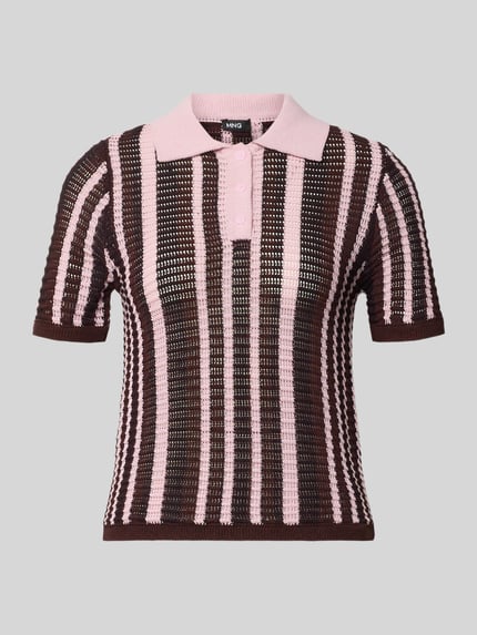 Produktfoto, Modern Fit Poloshirt in Strick-Optik Modell 'PETRA' von Mango aus Baumwoll-Mix, rosa-braun gestreift, kurze Knopfleiste.