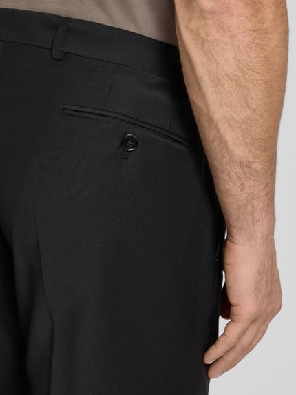 Männermodel trägt Regular Fit Anzug mit 2-Knopf-Sakko van bugatti, materiaalmix met scheerwol, zwarte kleur, detailaufnahme achterzijde.
