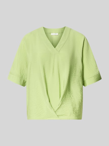 Produktfoto, Blusenshirt mit V-Ausschnitt von Christian Berg Woman in Hellgrün, halbarm, Regular Fit, leicht glänzende Textur, Drapierung, Rückenlänge 31 cm, Ärmellänge 61 cm.
