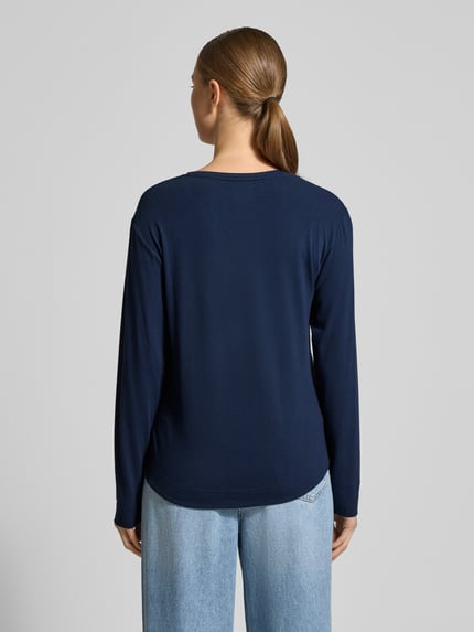 Frauenmodel trägt Longsleeve mit geripptem Rundhalsausschnitt von Skiny in Dunkelblau, Baumwoll-Elasthan-Mix, Regular-Fit, Label-Detail, Rückenlänge bei Größe 36: 60 cm, Ganzkörperansicht Rückansicht.