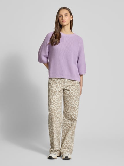 Vrouwenmodel draagt oversized gebreide pullover uit puur katoen model 'MARGE' van JJXX, tricotlook, ronde hals, 3/4-mouw, ribboorden, ruglengte 59 cm, mouwlengte 23 cm, voorkant volledig lichaam.