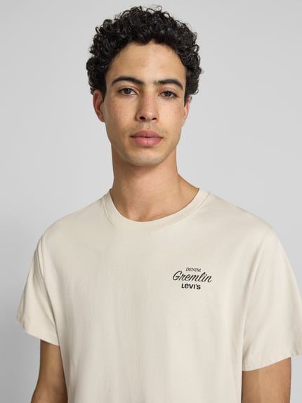 Männermodel trägt Relaxed Fit T-shirt uit puur katoen van Levi's®, look: effen kleuren, labelopschrift, ronde hals, korte mouw, fijnrib, Nahaufnahme Oberkörper.