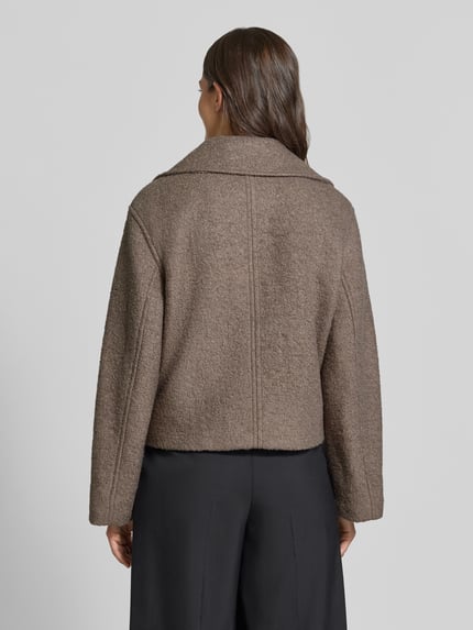 Männermodel trägt Regular Fit Kurzmantel mit Woll-Anteil von Jake*s Casual in Braun, strukturierte Oberfläche, Ganzkörperansicht Rückansicht