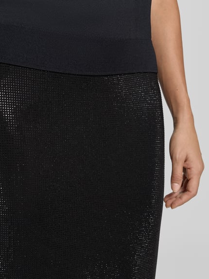 Frauenmodel trägt Midi-Rock mit Gehslitz Modell 'Felmira' von BOSS in unifarbener Optik mit Strukturmuster, enganliegend, Nahaufnahme Oberkörper.