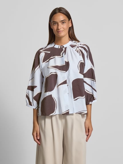 Frauenmodel trägt Bluse mit Rundhalsausschnitt Modell 'Faloom' von OPUS, Modal-Mix, Loose Fit, grafisches Muster, Ganzkörperansicht von vorne.