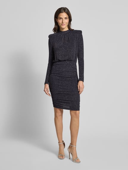 Vrouwenmodel draagt Knielanges Kleid mit Schulterpolstern van Rich & Royal, schimmereffect, nauwsluitend, knielang, voorkant, volledige lichaamsweergave.