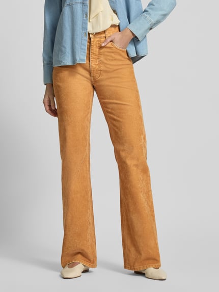Vrouwenmodel draagt Bootcut Fit Jeans uit katoen- en viscosemix van Rabanne, used-look in camel, 5-pocketmodel, knoop- en ritssluiting, Ganzkörperansicht von voren.