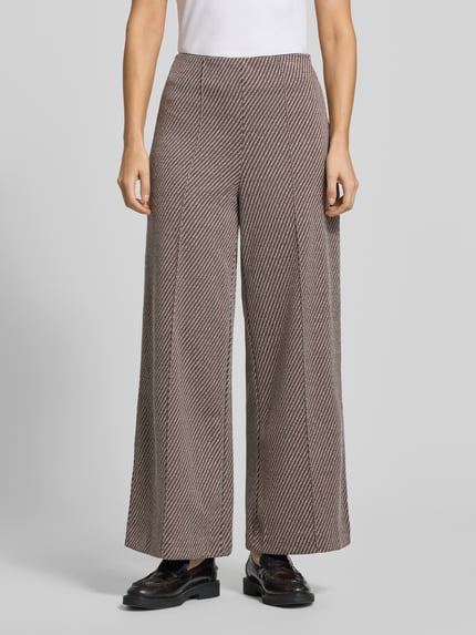 Vrouwenmodel draagt Wide Fit broek met viscose van ICHI Model 'Kate', structuurpatroon, siernaden, achterzakken, bandwijdte 36 cm, binnenbeenlengte 75 cm, elastische materiaalmix, voorkant volledig in beeld