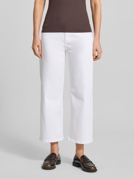 Frauenmodel trägt Caprijeans mit elastischem Bund Modell 'Linn' von Angels aus Baumwoll-Mix mit Stretch-Anteil, verkürzte Passform, Eingrifftaschen, Farbe Weiß, glatte Textur, Ganzkörperansicht von vorne.