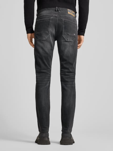 Mannelijk model draagt Regular Fit Jeans uit katoenmix model 'NIGHTFLIGHT' van PME Legend, melange-look, 5-pocket, achterkant volledige lichaamsweergave.