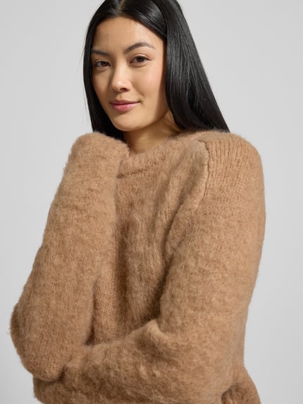Vrouwenmodel draagt Strickpullover mit gerippten Abschlüssen van Smith and Soul in beige, losse pasvorm, mix met wol, close-up bovenlichaam.