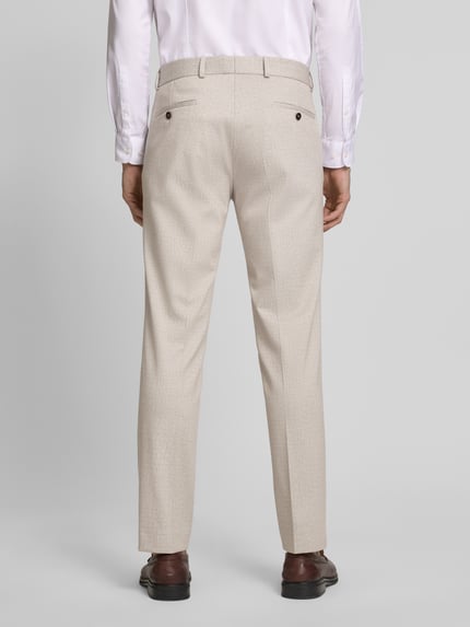 Männermodel trägt Slim Fit Stoffhose mit Viskose-Anteil Modell 'Paco' von CG - Club of Gents in Beige, Elastischer-Material-Mix, Bügelfalten, Eingriffstaschen, Gesäßtaschen, Knopf- und Reißverschluss, Bundweite 45 cm, Innenbeinlänge 80 cm, Ganzkörperansicht Rückansicht.