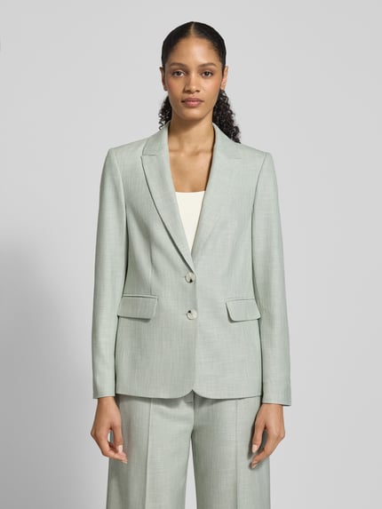 Frauenmodel trägt Regular Fit Blazer aus Viskose-Mix mit Reverskragen von Comma, hellgrün, Pattentaschen, 2-Knopfleiste, Ganzkörperansicht von vorne