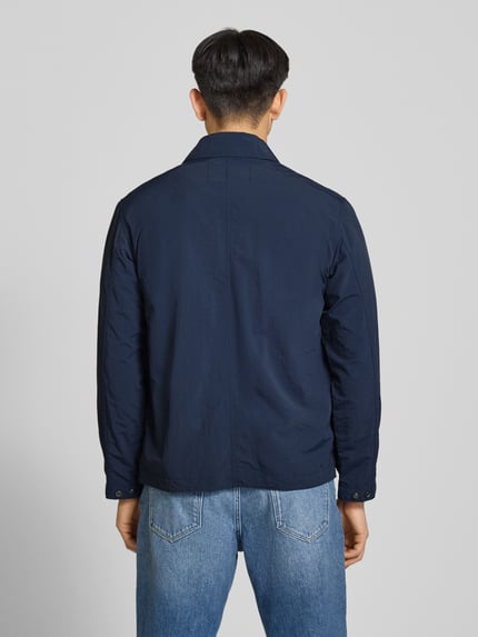 Männermodel trägt Regular Fit Blouson mit Umlegekragen von Marc O'Polo Denim in Optik: Unifarben, wasserabweisend, Ganzkörperansicht Rückansicht.