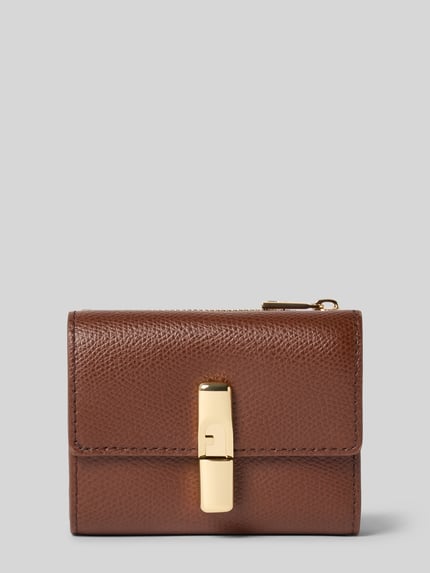 Produktfoto, Portemmonaie und Kartenetui im Set aus Leder Modell 'IRIDE' von FURLA, braun, Strukturmuster, goldfarbener Verschluss, Detailansicht, Damen Portemonnaie mit Karten- und Münzfach