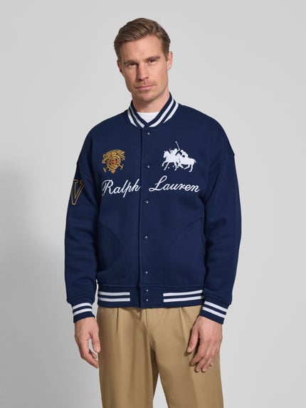 Männermodel trägt Regular Fit College-Jacke aus Baumwoll-Mix von Polo Ralph Lauren, Optik: Unifarben, Nahaufnahme Oberkörper.