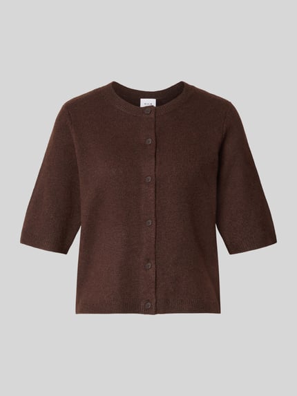 Produktfoto, brauner Regular Fit Cardigan in Strick-Optik Modell 'Iga' von VILA, elastischer Material-Mix, 1/2-Arm, Knopfleiste, neutraler Hintergrund.