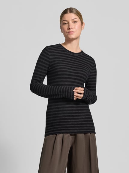 Frauenmodel trägt Regular Fit Langarmshirt aus reiner Baumwolle von Marc O'Polo mit schwarzen und dunkelgrauen Streifen, Ganzkörperansicht von vorne, Damen Langarmshirt von Marc O'Polo