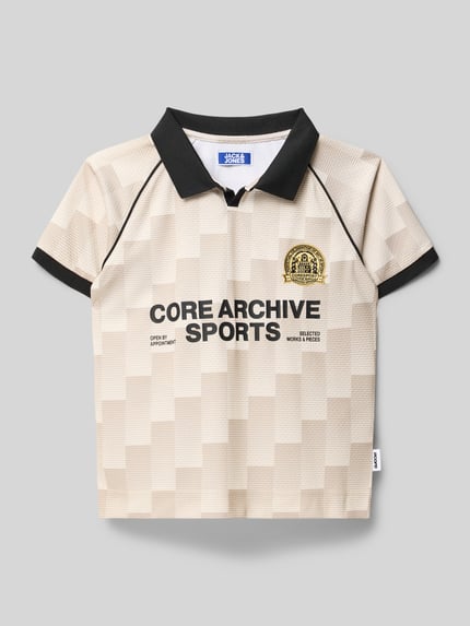 Produktfoto, Trikot mit Polokragen Modell 'BREEZE FOOTBALL' von Jack & Jones für Kinder, geometrischer Print in Beige und Schwarz, Regular Fit, strukturierte Textur, Rückenlänge 53 cm bei Größe 140.